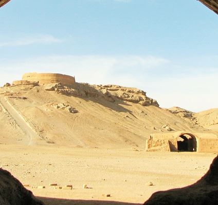 Die Zoroastrische Gruft von Yazd, ein Grabmal mit besonderen Zeremonien